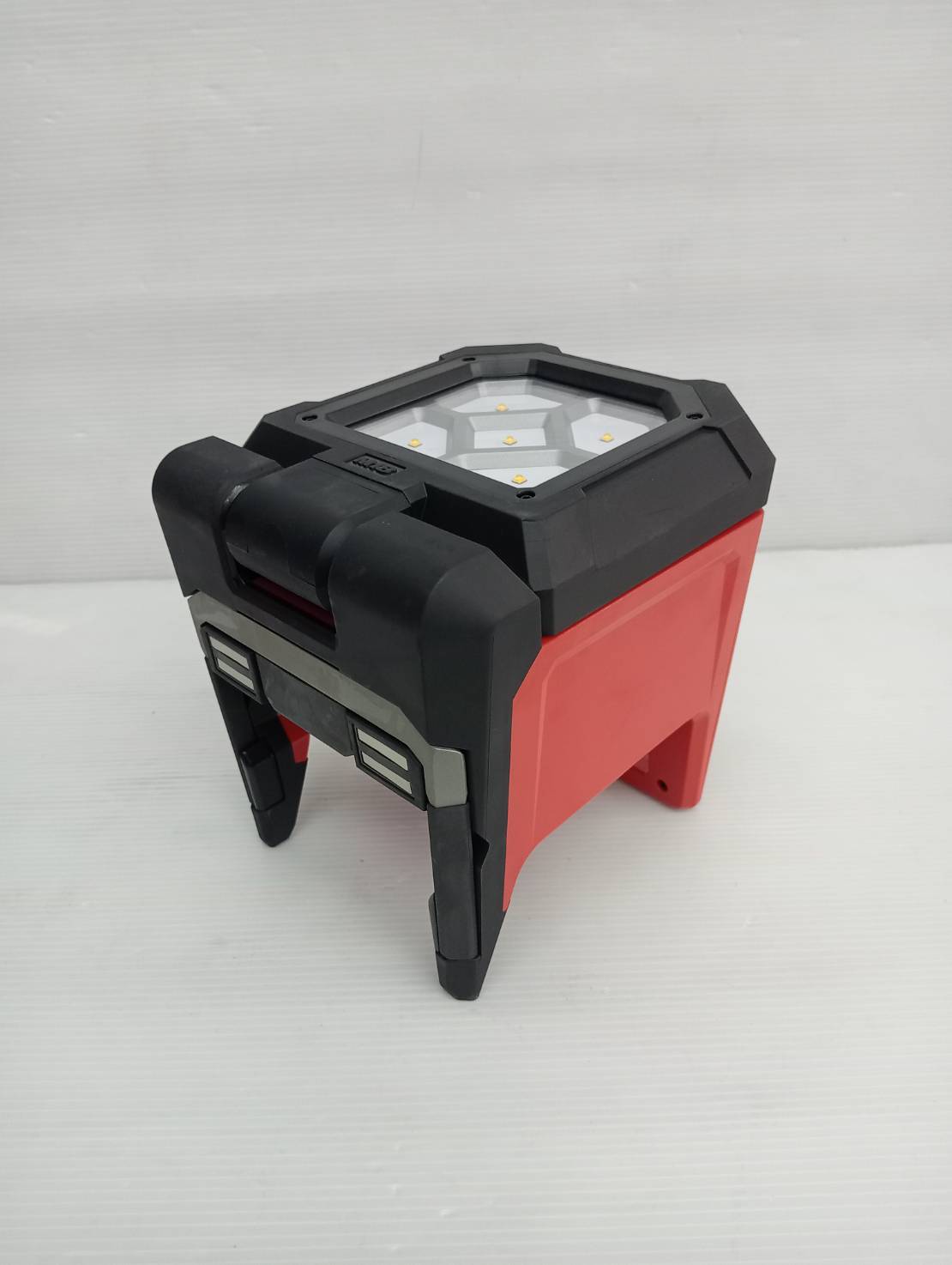 ไฟส่องพื้นที่ 18 โวลต์ หัวหมุน/พับได้ M18 PAL-0 (เครื่องเปล่า) Milwaukee