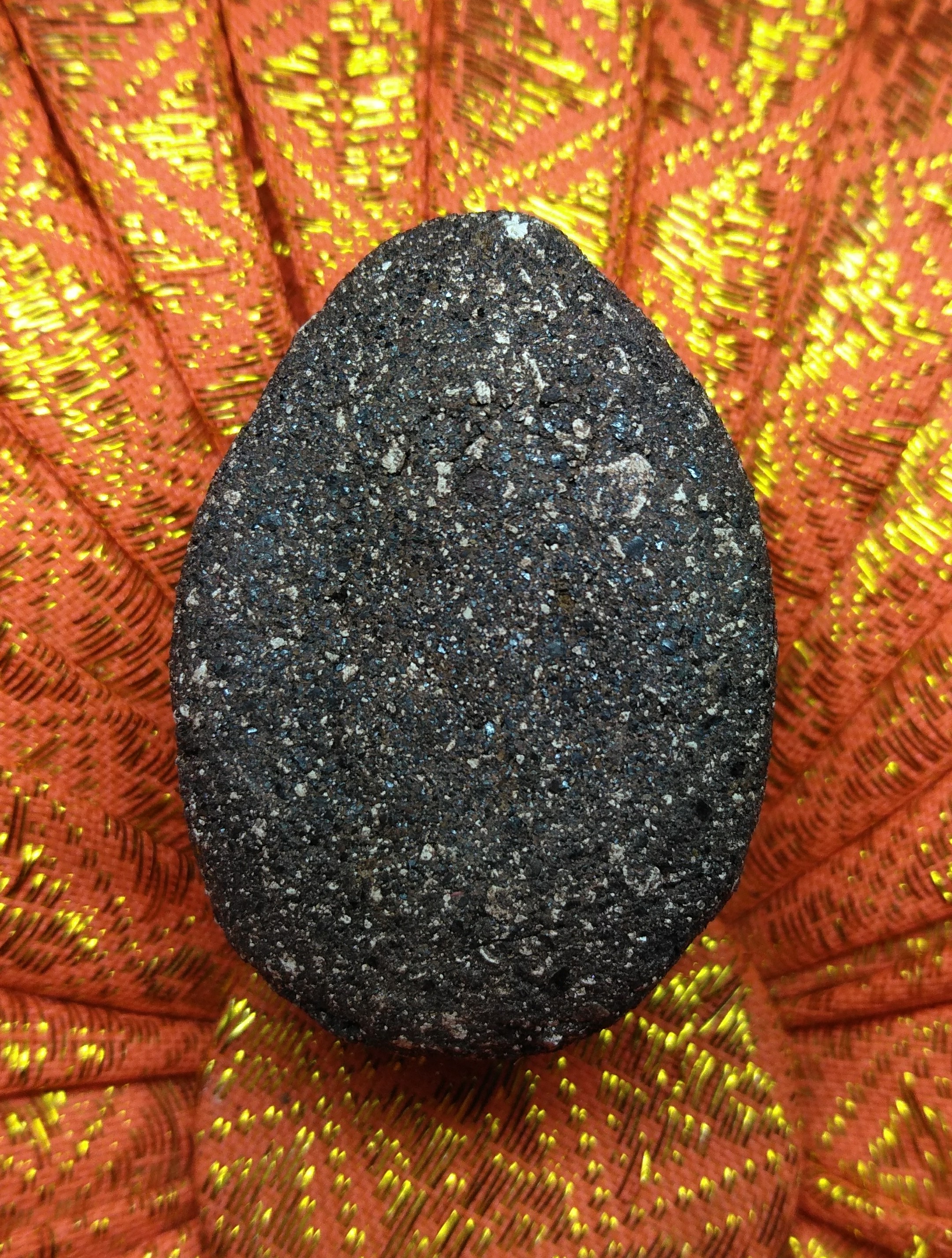 เบี้ยแก้ยุคแรก พอกผงเหล็กไหลไพลดำ บรรจุตะกรุด ฤาษีมคธ เขี้ยวเพชร (อ.ปุ้ย)