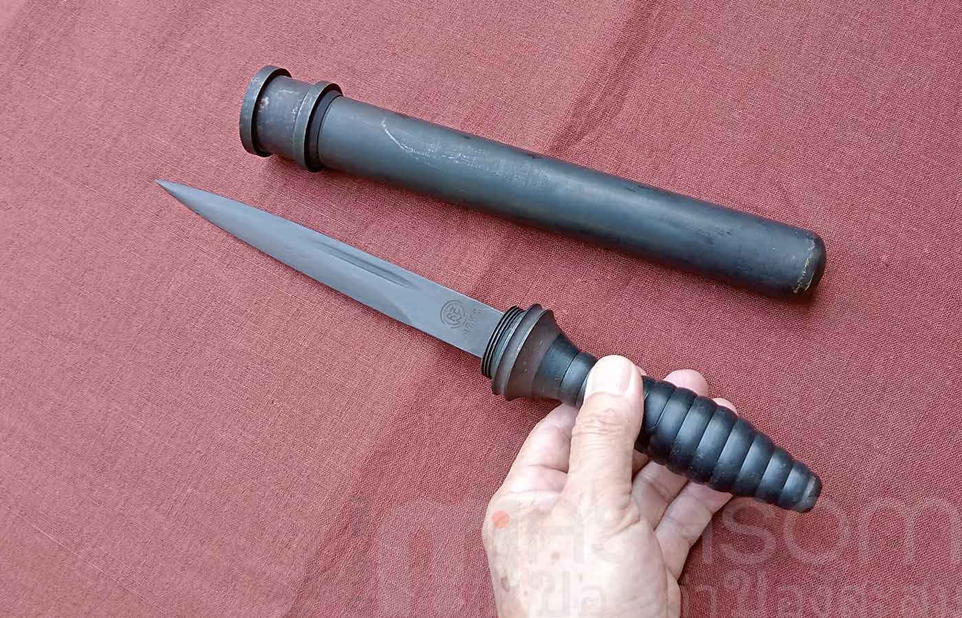 มีดสั้นทรงกระบอง.