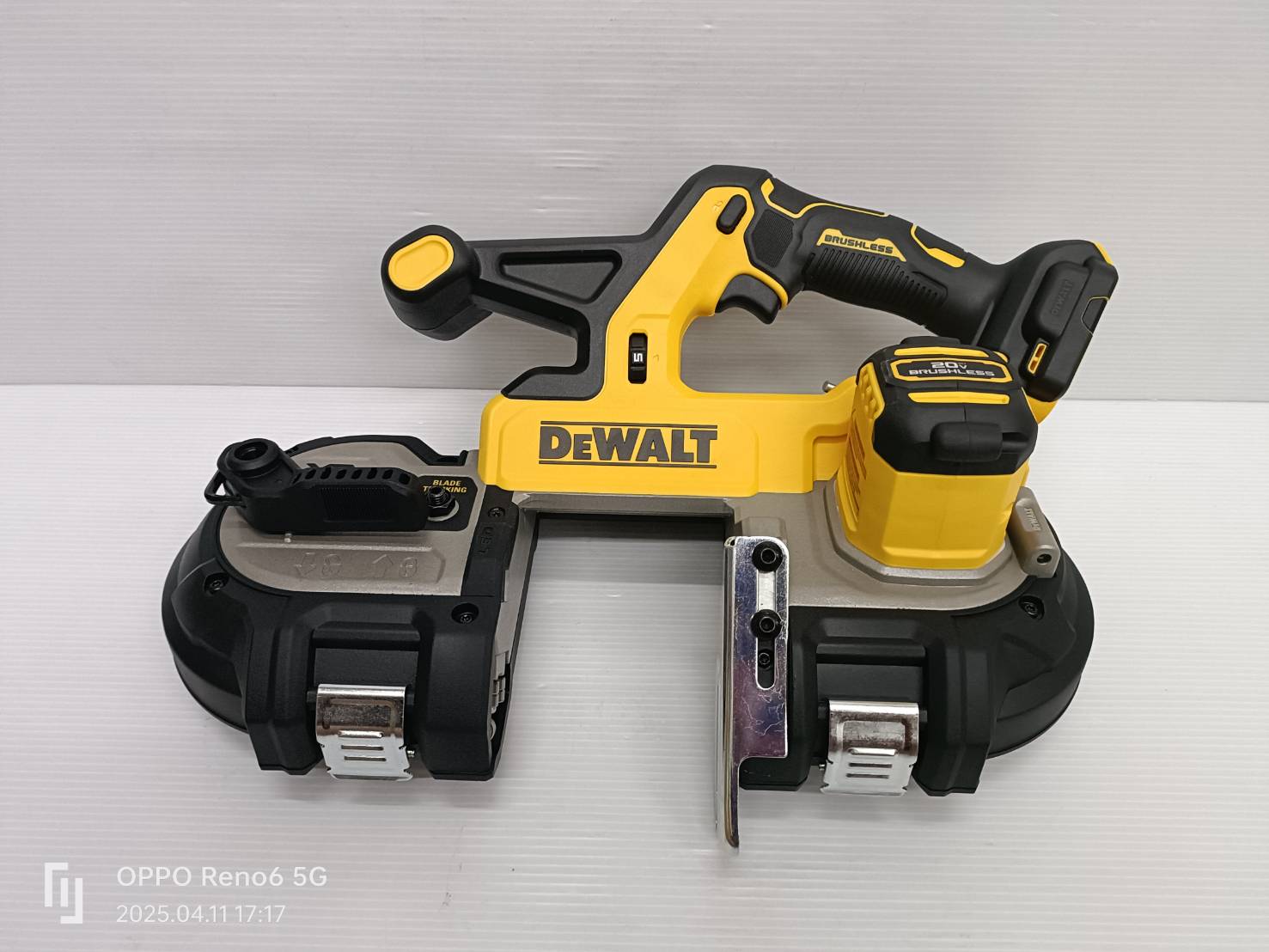 เลื่อยสายพายมือเดียว 20V DCS378B DEWALT