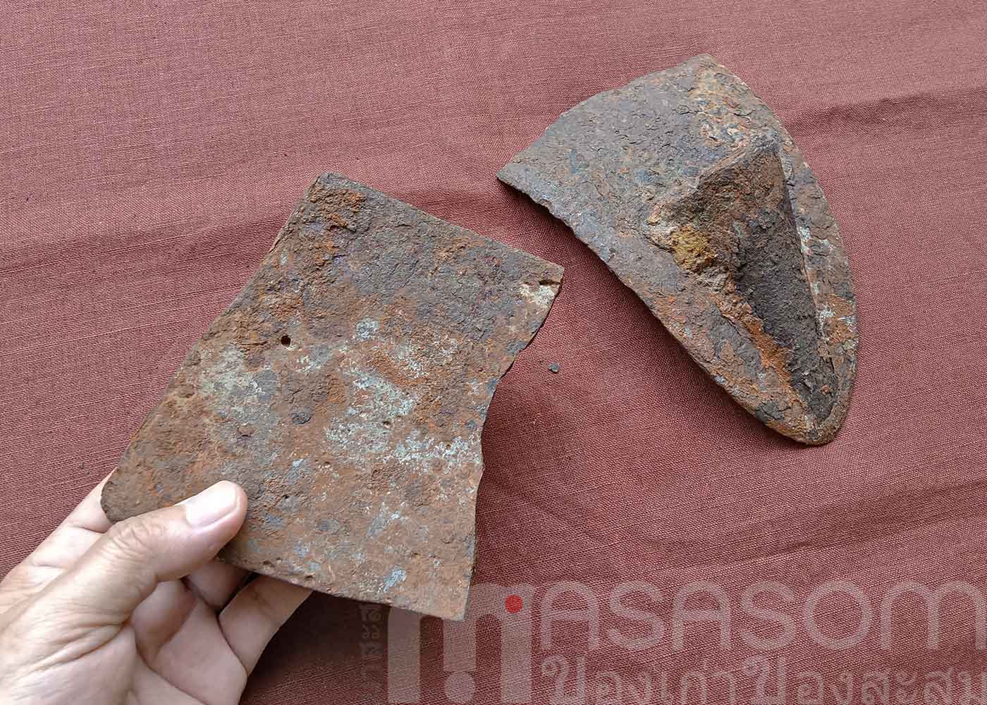 ผานไถโบราณหัก