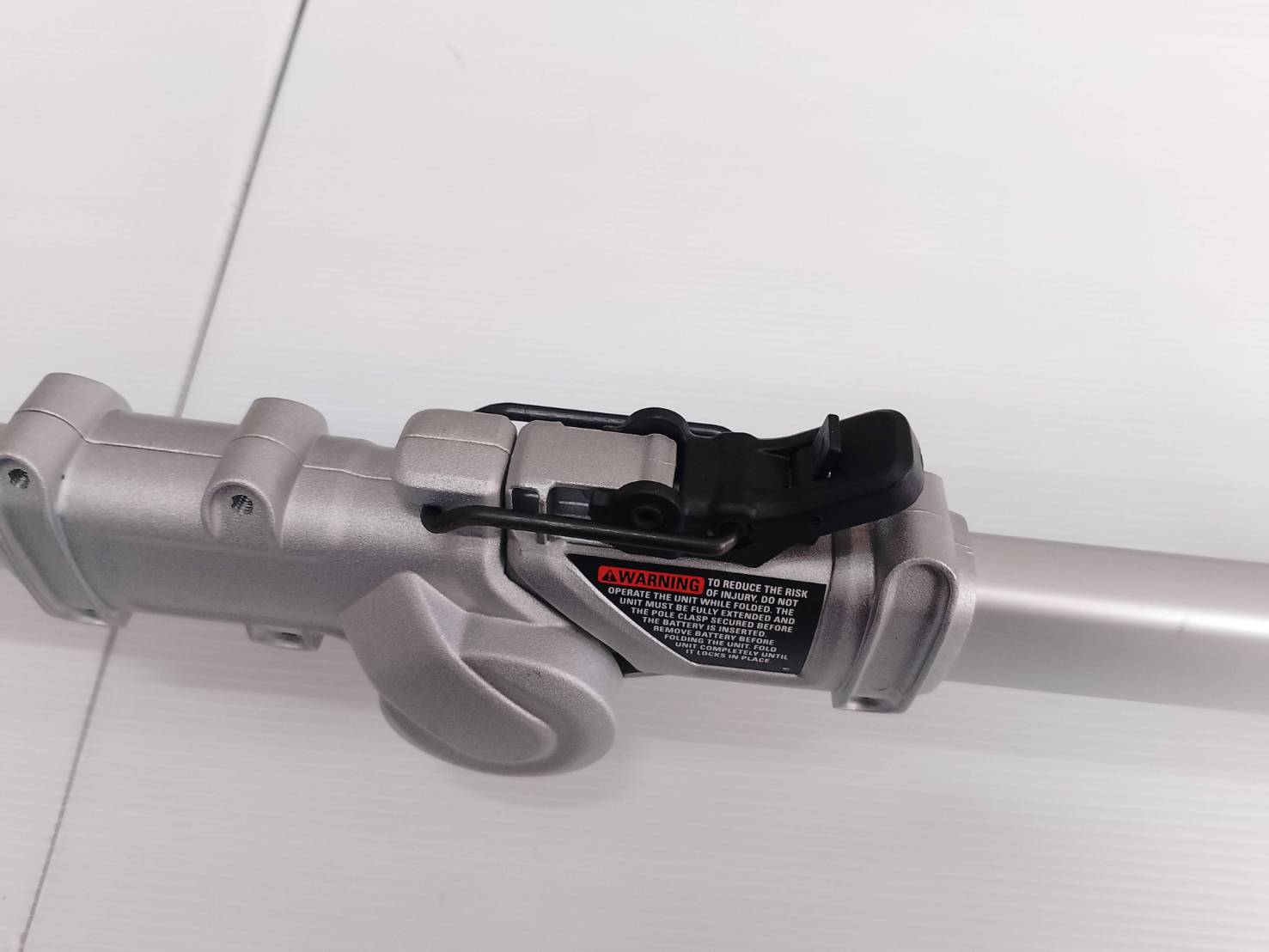 DEWALT รุ่น DCMST561P1-B1 เครื่องเล็มหญ้าไร้สาย 20Vmax (พร้อมกับแบตเตอรี่ 5.0AH)