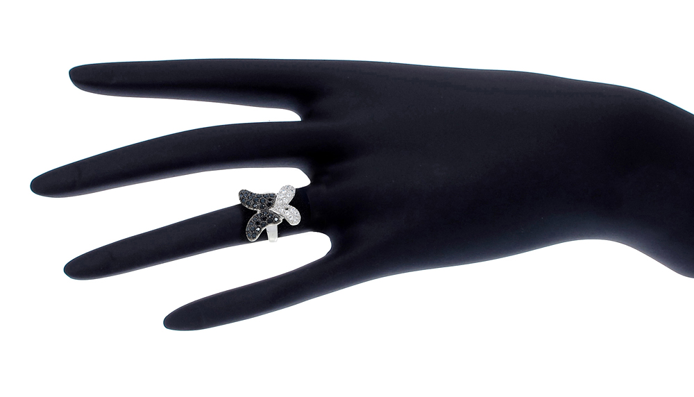 แหวนเพชร ประดับ เพชรCZ ตัวเรือนเงินแท้100% (เงินแท้92.5%) แหวนผีเสื้อ ปีกบนฝังเพชรกลมดำ ปีกล่างฝังเพชรกลมขาว ก้านแหวนเรียว สวยเก๋มีสไตส์ แนวน่ารักๆ หวานๆ