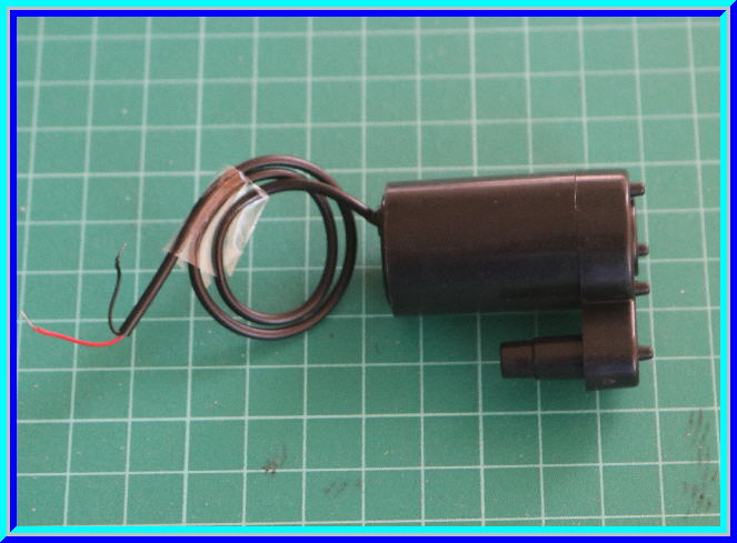 1x ปั๊มน้ำขนาดเล็ก 3-5 Vdc 80-100 L/H สีดำ แนวแกนตั้ง