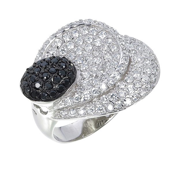 แหวนทองคำขาว ประดับเพชร CZ แหวนทรงดอกไม้ เกสรฝังเพชรกลมดำ กลีบดอกฝังเพชรกลมขาว ประดับแวว วาว ดีไซน์หรูหรา สวยขาดเริศๆ มีเอกลักษณ์มากงานออกแบบ โดดเด่นไม่เหมือนใคร