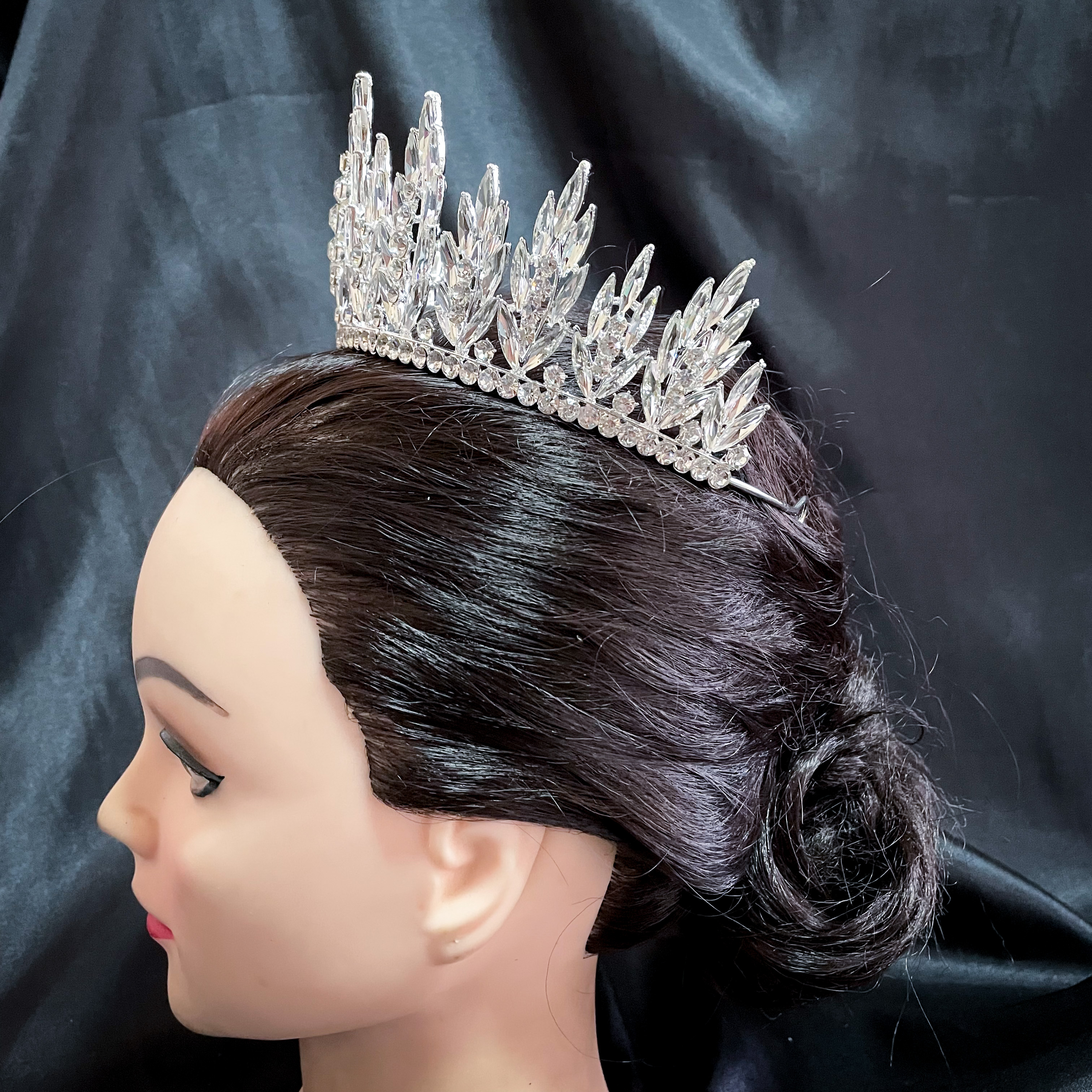 (พร้อมส่ง) เทียร่า 320 สีเงิน มงกุฎนางงาม มงกุฎเจ้าหญิง งานสวย ปราณีต QCเพชรทุกเม็ด สินค้าพร้อมส่งจากไทย