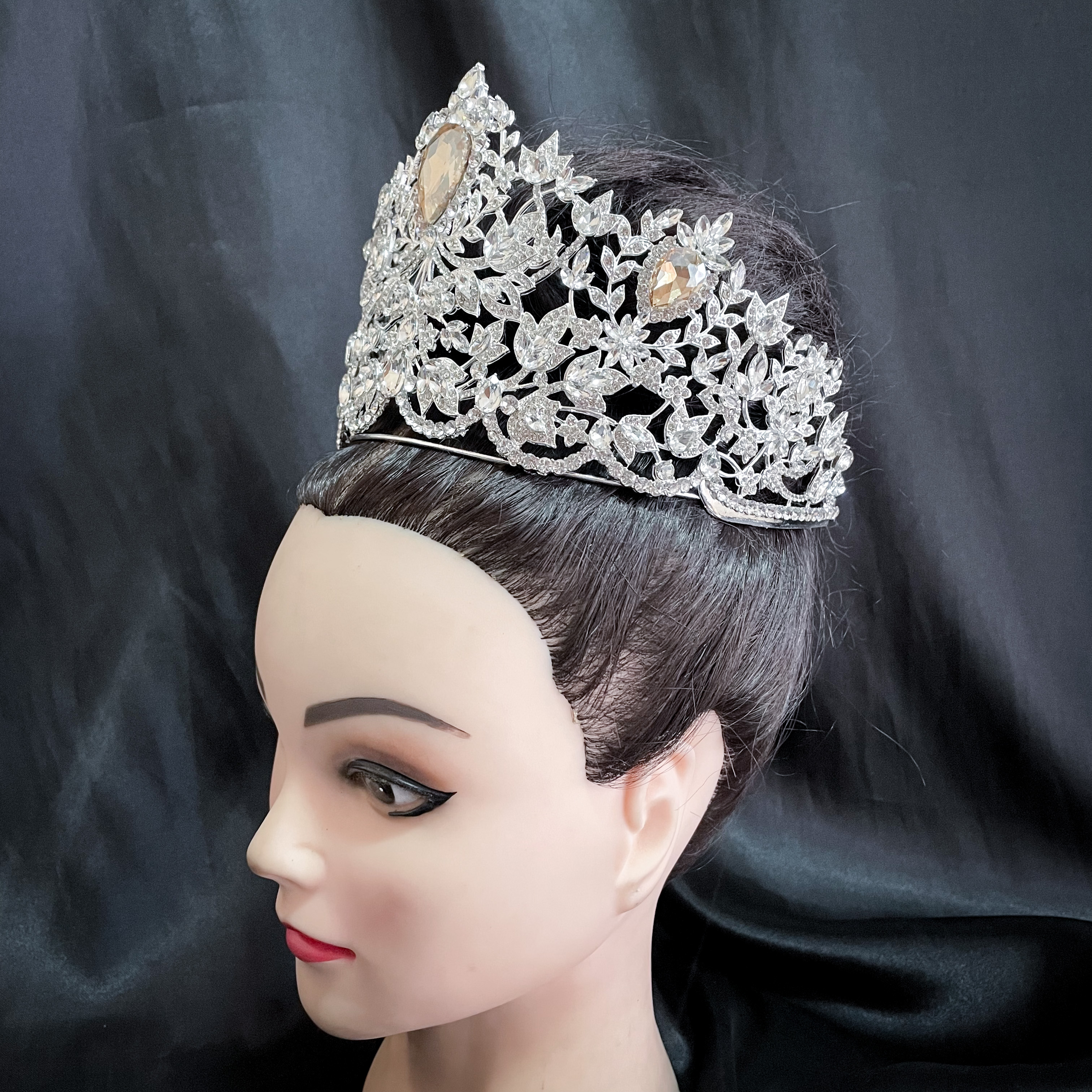 (พร้อมส่ง) เทียร่า 315 มงกุฎ Miss Universe 2019 ใหม่ล่าสุด ”Power of Unity“ จาก Mouawad มงกุฎนางงามจักรวาล ครึ่งวงกลม ประดับเพชร มงกุฎประกวด