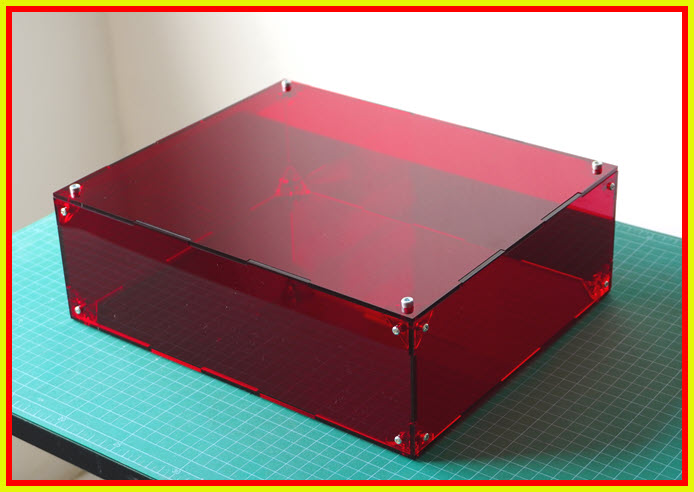 1x กล่องอะคริลิคสีแดงใสรุ่น MB3025 ขนาด 300x250x100 มม.