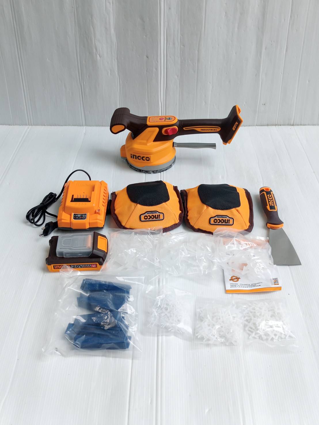 INGCO เครื่องดูดสั่นกระเบื้องไร้สาย 20 โวลต์ รุ่น CTVLI20018 แรงดูดกระเบื้องสูง 60 กก. รวมแบตเตอรี่และแท่นชาร์จ