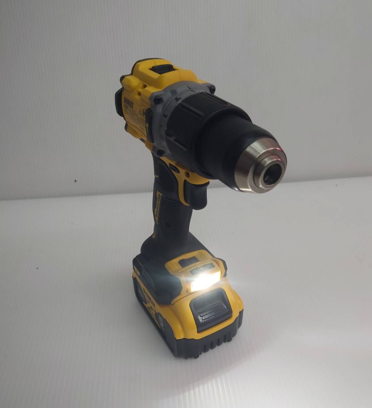 คอมโบ้ชุดสว่านไร้สาย20V (DCD805+DCG409) DCK2216P2T DEWALT