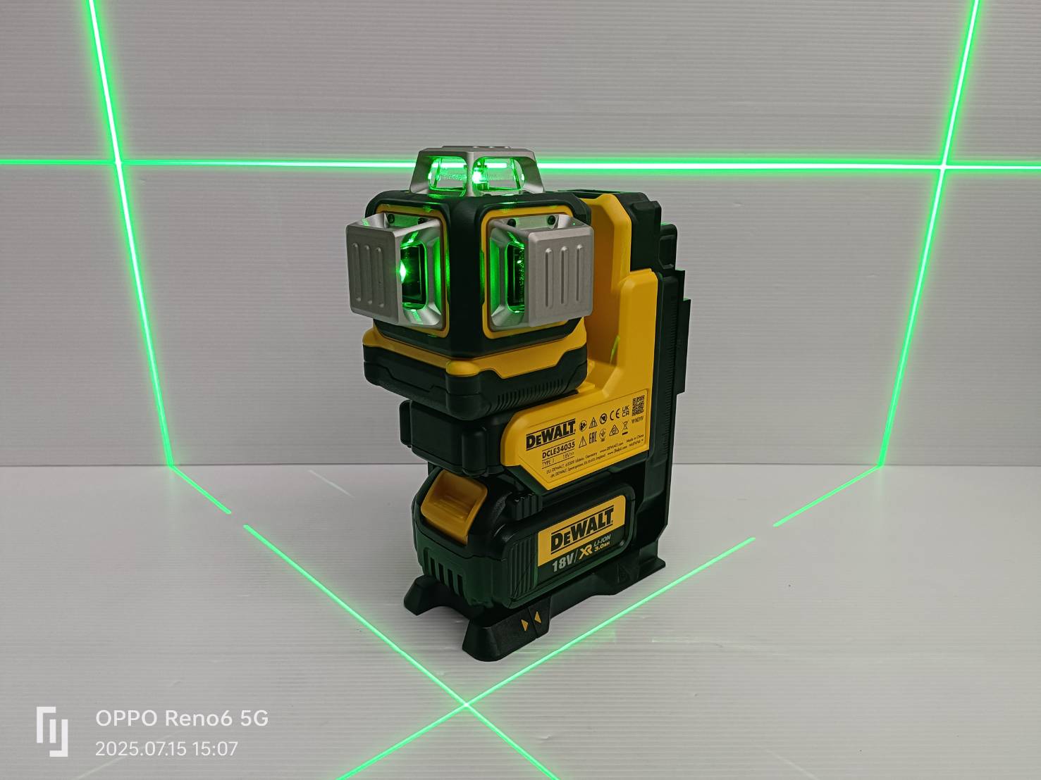 DEWALT รุ่น DCLE34035B-XJ เลเซอร์วัดระดับแบบ 3 เส้น 360 องศา 20V รุ่นรีโมทคอนโทรล
