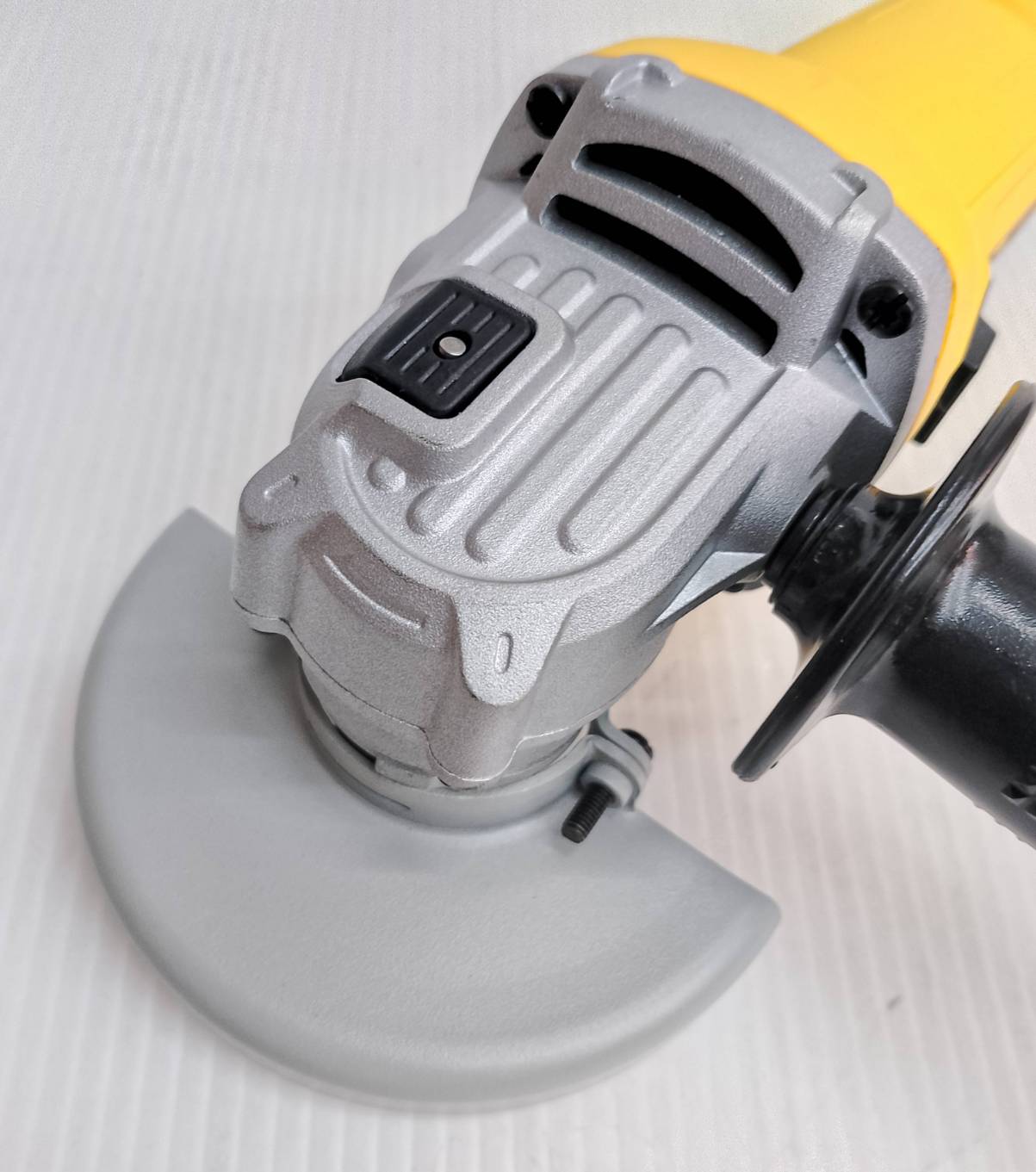 เครื่องเจียร4" DWE750S DEWALT รุ่นอัลต้าสลิม สวิตช์เลื่อนข้าง