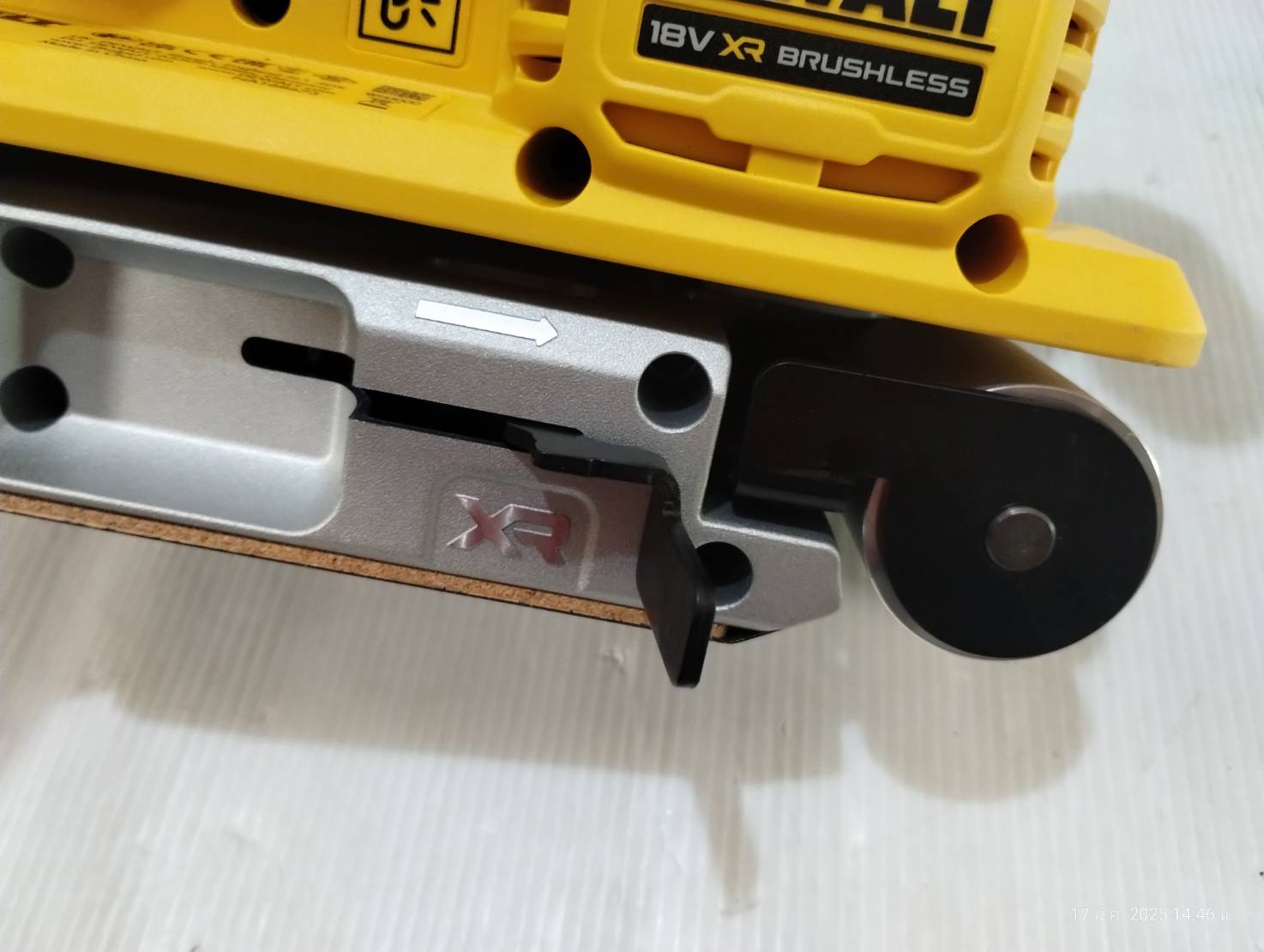 เครื่องขัดกระดาษทรายสายพาน20V DCW220N Dewalt (ตัวเปล่า)