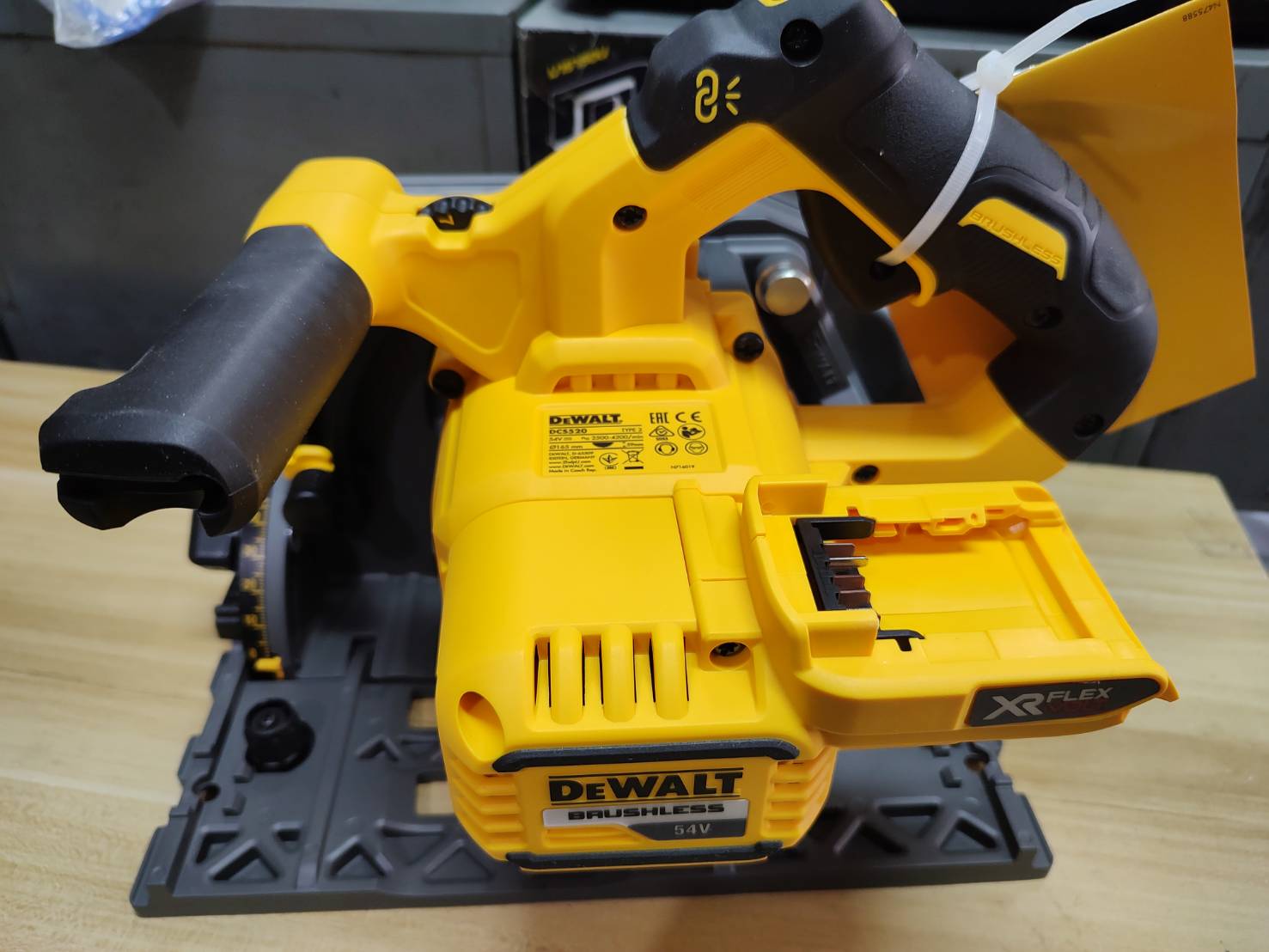 เลื่อยราง6" 54V DCS520NT DEWALT (ไม่รวมราง)