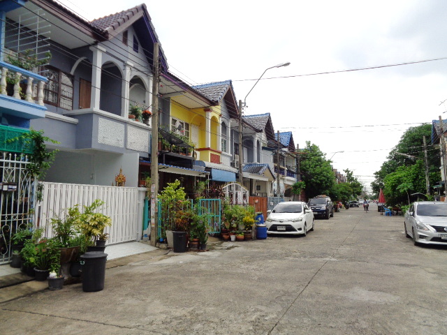 🚩 H1258 ขายทาวน์เฮ้าส์ รีโนเวทใหม่ทั้งหลัง หมู่บ้านจินดาทาวน์ ซอยคู้บอน 27 แยก 58 รามอินทรา ต่อเติมระเบียงหลังบ้าน ใกล้ตลาดสด ถนนหน้าบ้านกว้าง