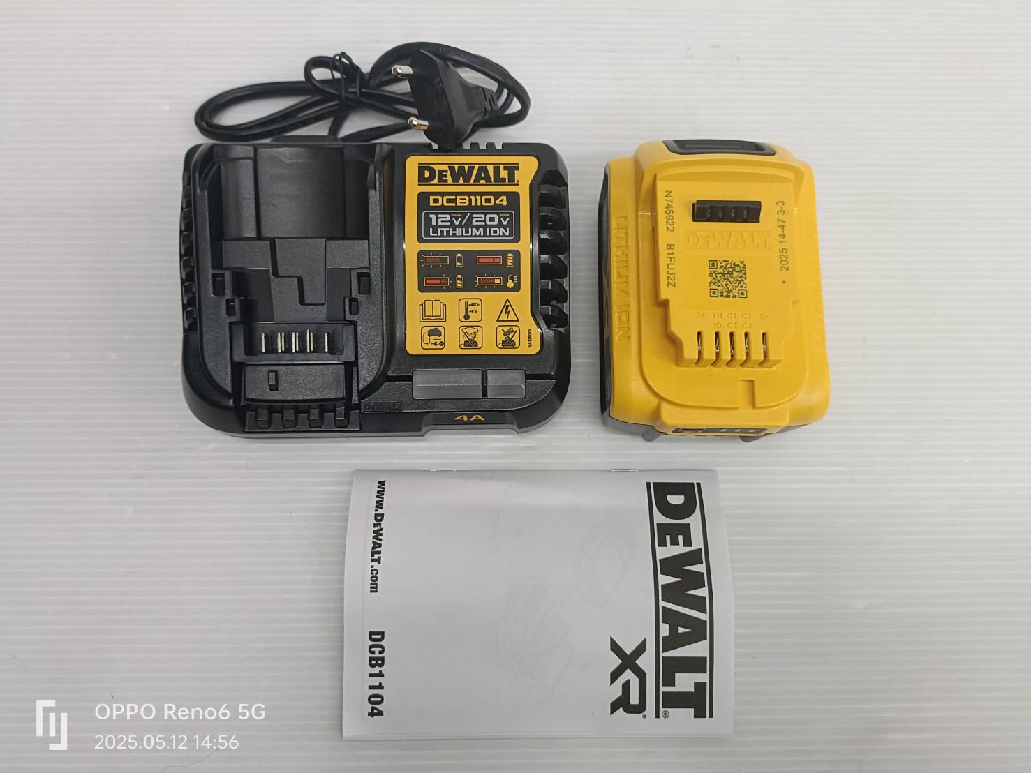 DEWALT ชุดเซตแบตเตอรี่ DCB1104P1-B1