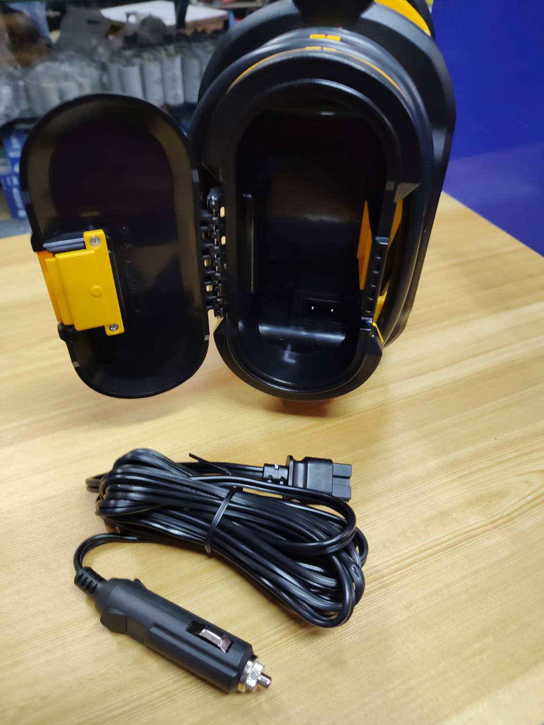 เครื่องสูบลมไร้สาย 18V (20V Max) รุ่น DCC018N DEWALT