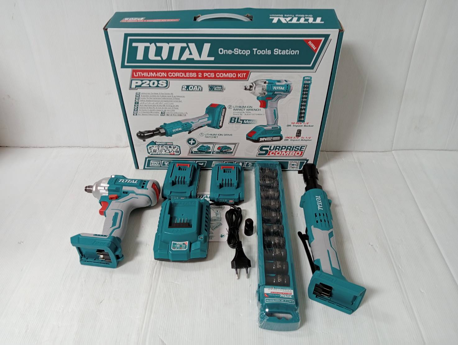 Total เครื่องยิงลูกบ๊อกซ์ + ด้ามฟรี ไร้สาย 20 โวลท์ + ชุดลูกบ๊อกซ์ (แบตเตอรี่ 2 ก้อน + แท่นชาร์จ)รุ่น TOSLI23043