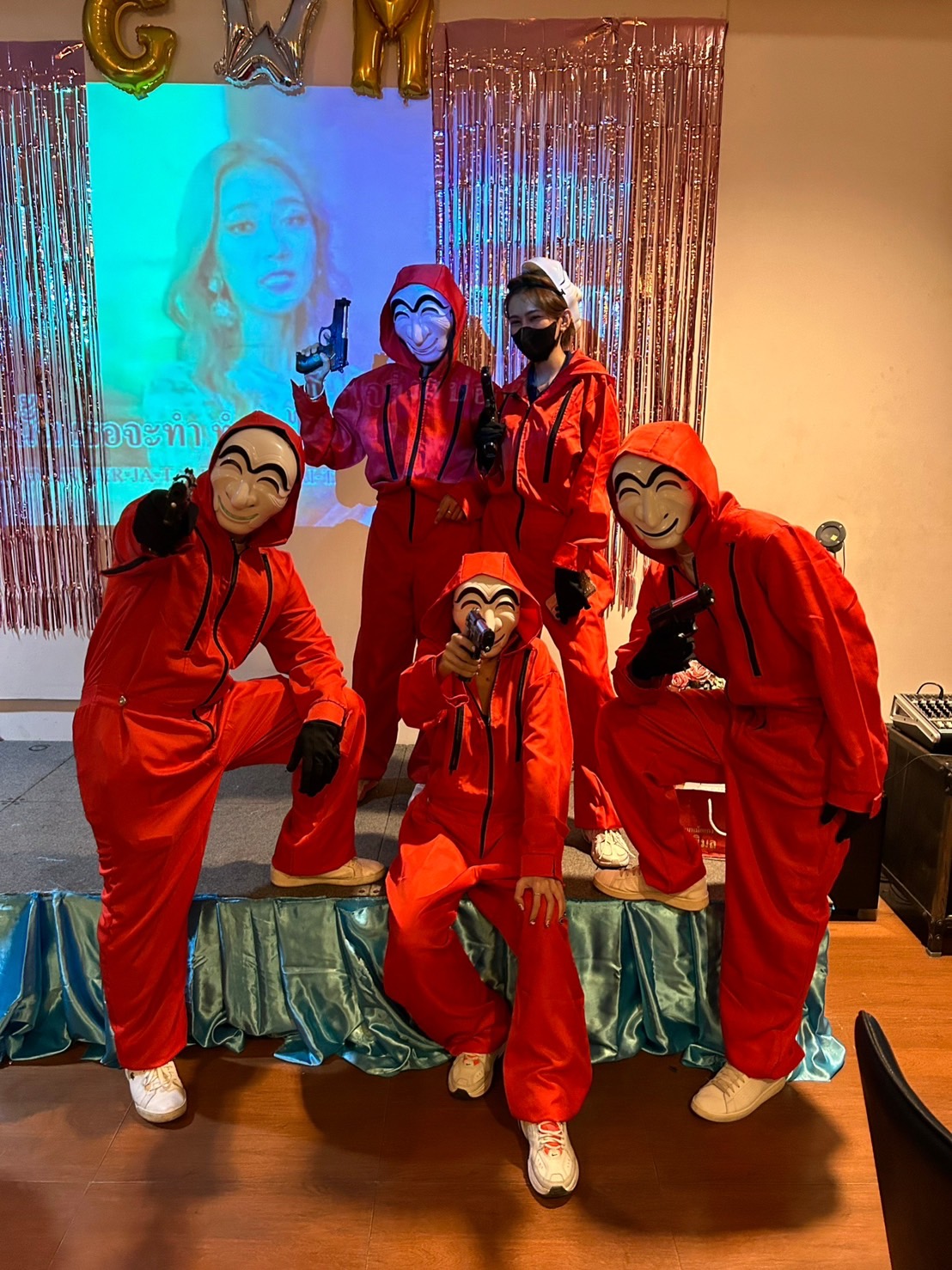 ชุดทรชนคนปล้นโลก / money heist / money heist korea