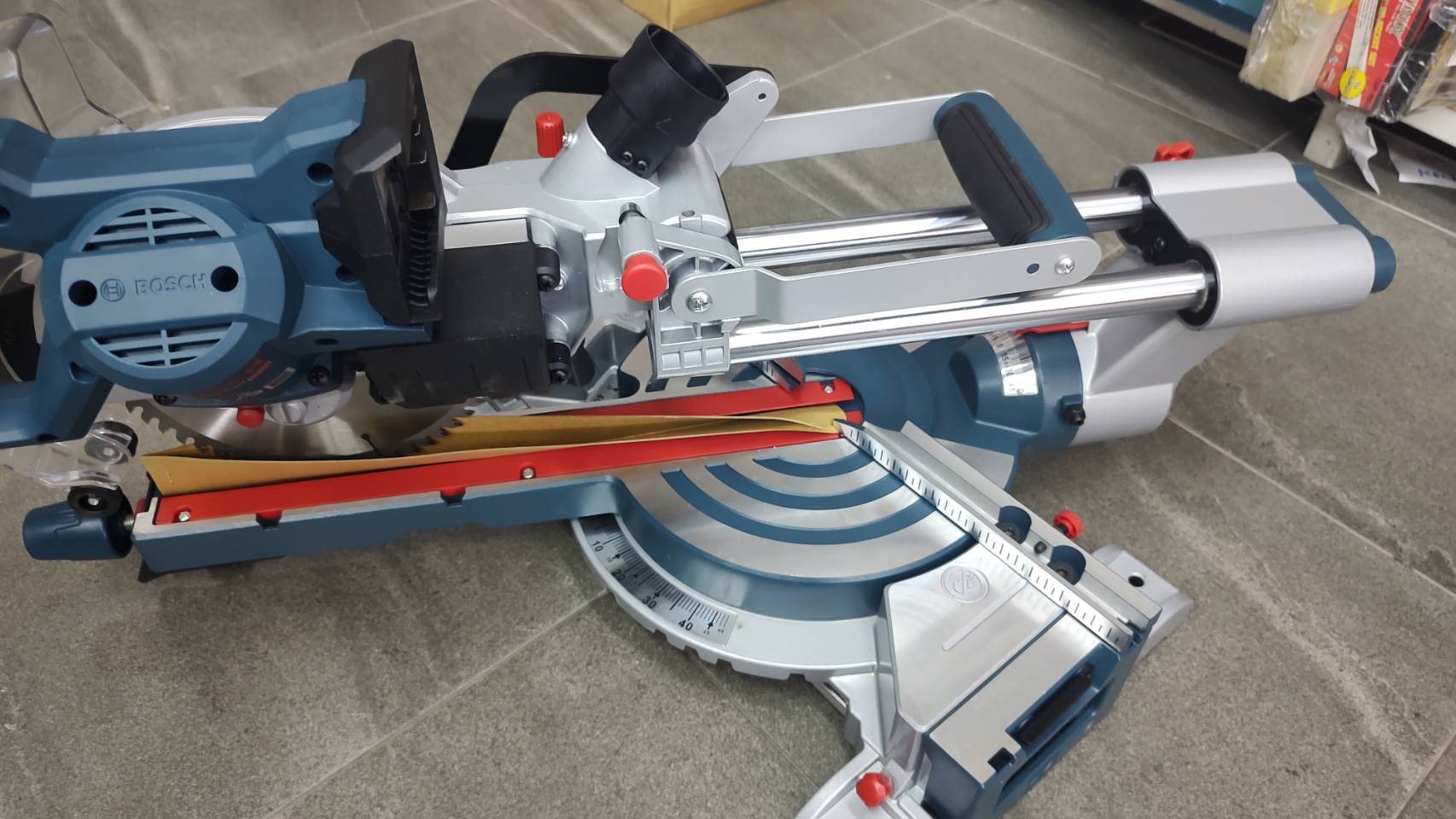 แท่นตัดองศาไร้สาย8" GCM18V-216D BOSCH SOLO