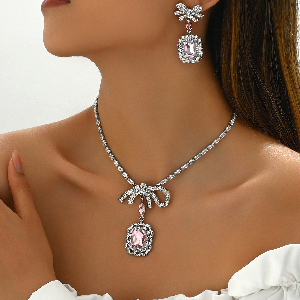 (พร้อมส่ง) สร้อยคอเพชร+ต่างหูแบบเข็ม 015 ใส่ออกงาน สวยหรูดูแพง โบว์สีชมพูหวานมาก