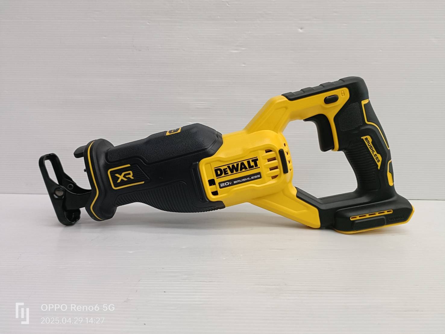 DEWALT เลื่อยชักไร้สาย ไร้แปรงถ่าน 18V(20V Max) เฉพาะตัวเครื่อง รุ่น DCS382N