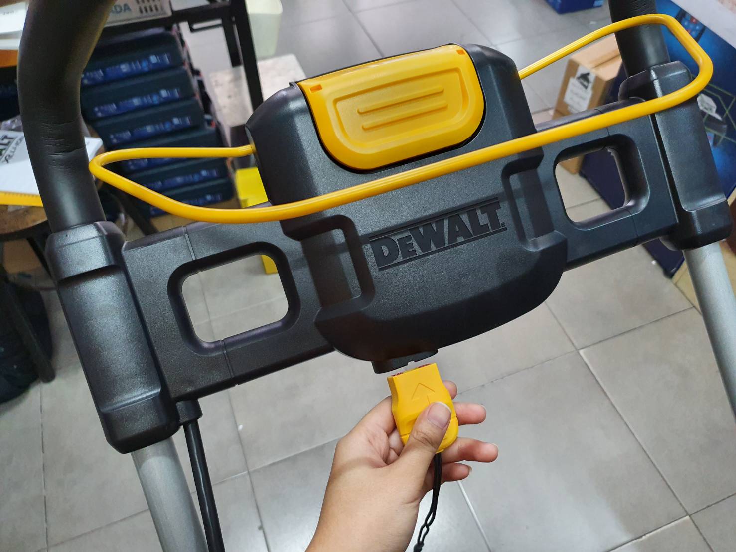 เครื่องตัดหญ้ารถเข็นไร้สาย 18V+18V DCMW564N DEWALT (ตัวเปล่า)