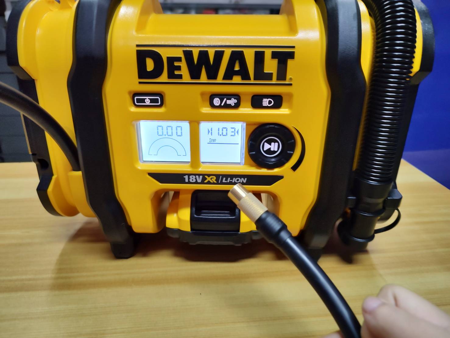 เครื่องสูบลมไร้สาย 18V (20V Max) รุ่น DCC018N DEWALT