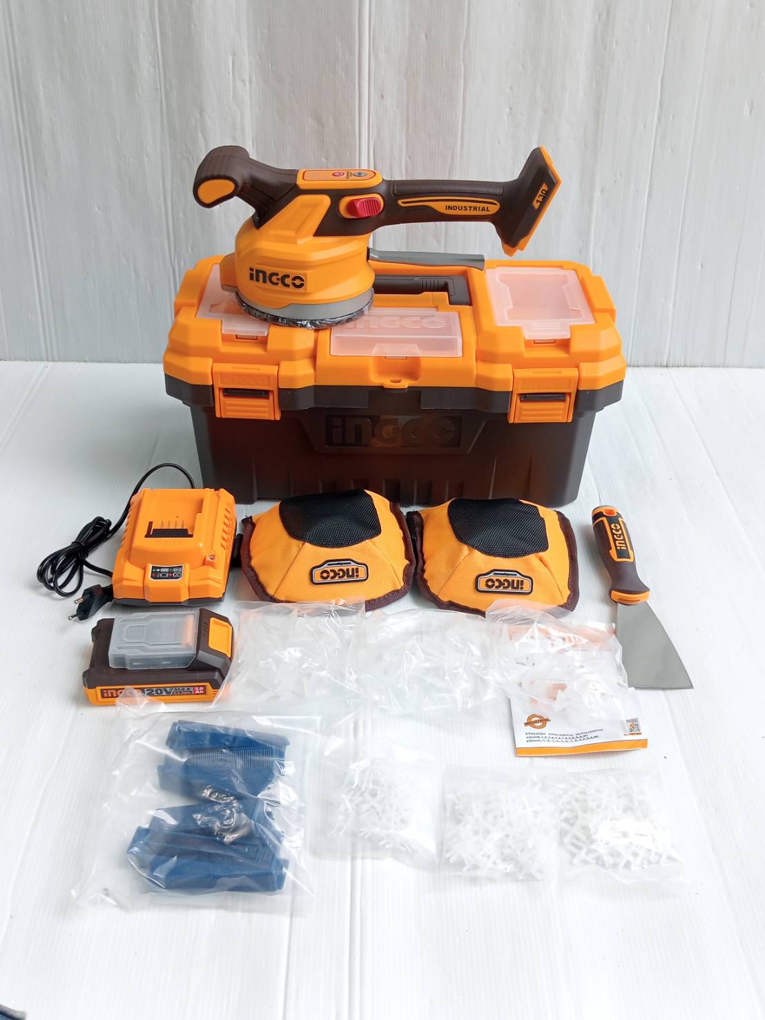 INGCO เครื่องดูดสั่นกระเบื้องไร้สาย 20 โวลต์ รุ่น CTVLI20018 แรงดูดกระเบื้องสูง 60 กก. รวมแบตเตอรี่และแท่นชาร์จ