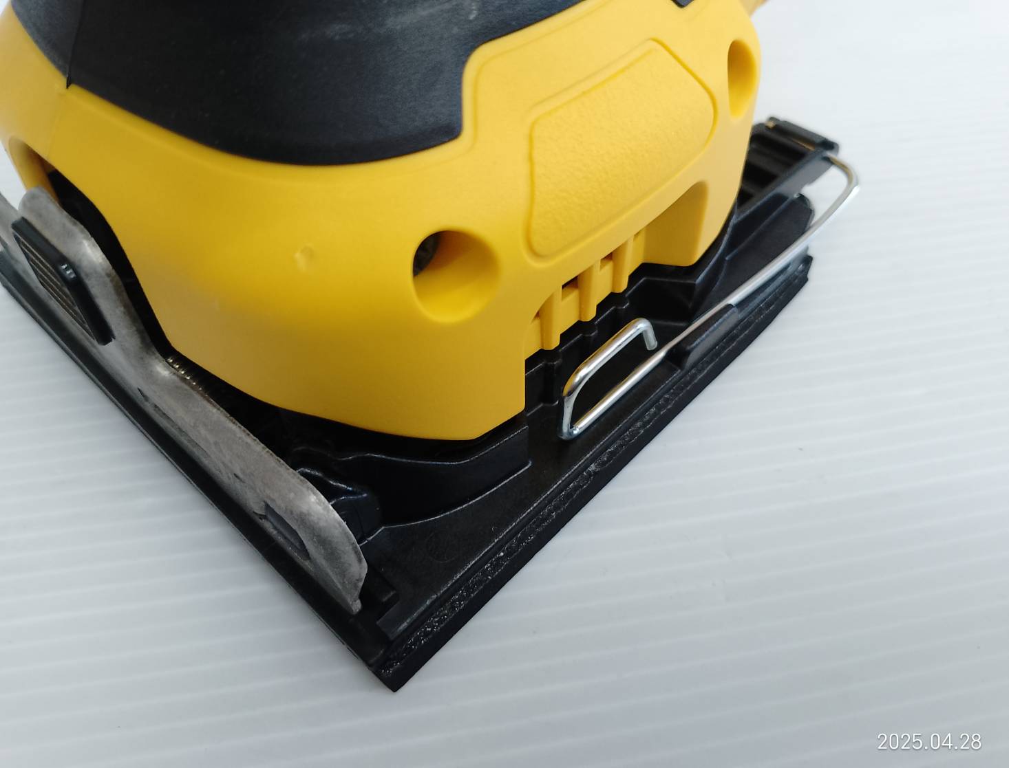 DEWALT เครื่องขัดกระดาษทราย 1/4 (230W) DWE6411-B1