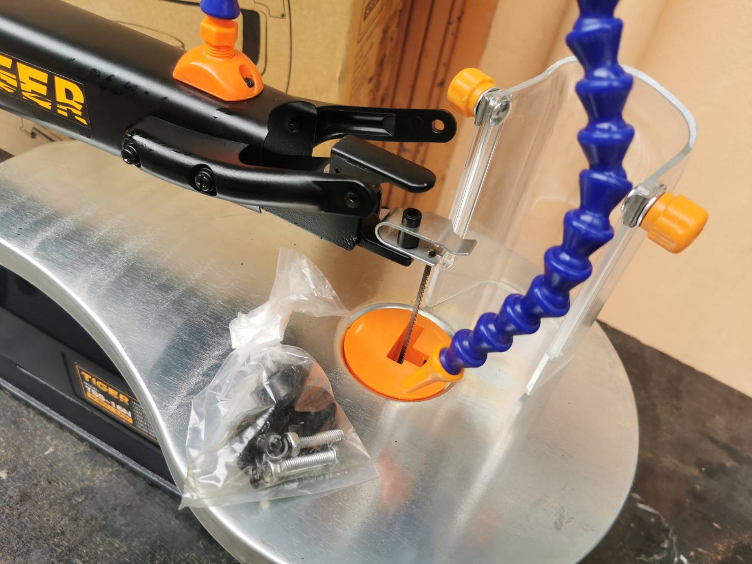 เลื่อยฉลุแท่น TSS-16N