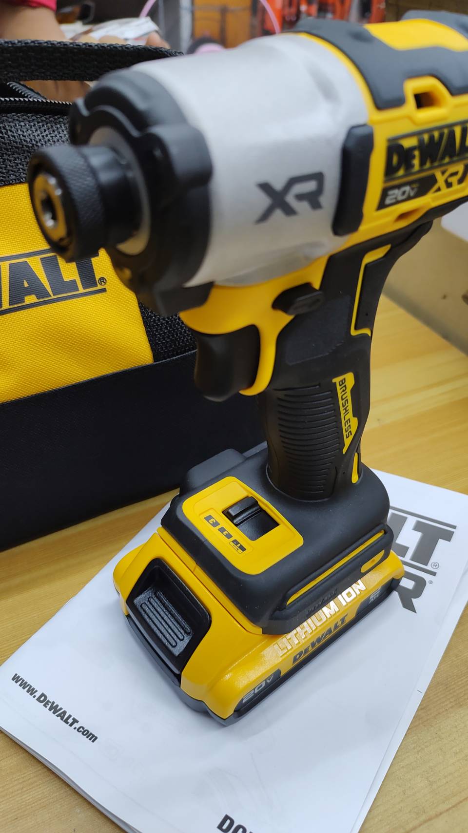 DEWALT รุ่น DCF845D1A-B1 ไขควงกระแทก XR 20V Max พร้อมแบตเตอรี่ 2.0AH