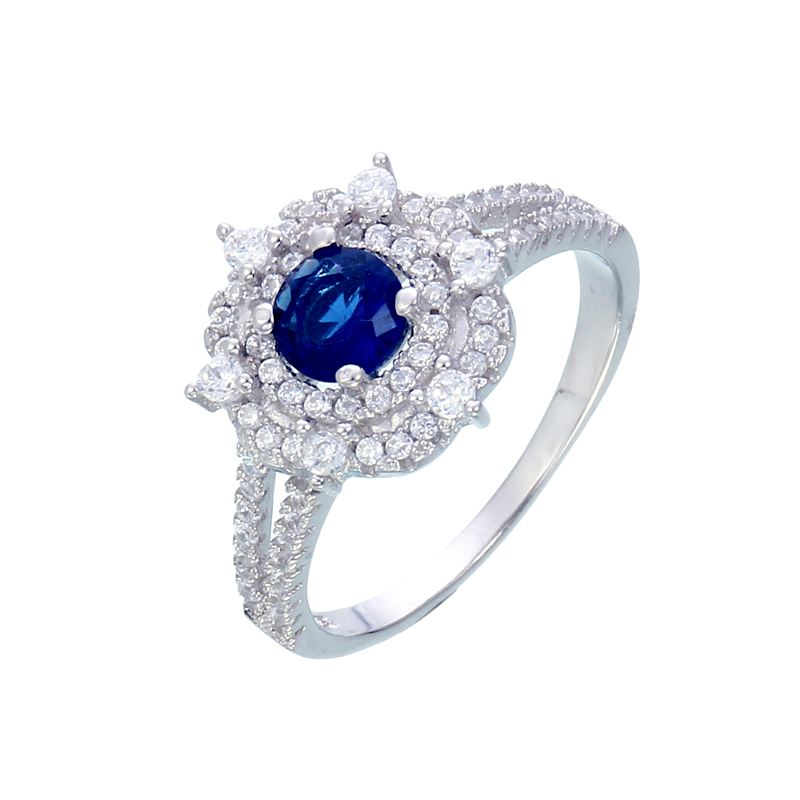 แหวนทองคำขาว ประดับเพชร CZ แหวนดอกไม้ประดับพลอยกลมเหลี่ยมเกสรสีน้ำเงิน ล้อมเพชรกลมขาว ฉลุบ่าฝังเพชรเรียงเรียง 2 แถว ระดับพลอยกลมเหลี่ยมเกสรสีดำ ดีไซน์โฉบเฉี่ยวทันสมัยควรค่าแก่การครอบครอง ใส่ติดนิ้วได้ทุกงาน