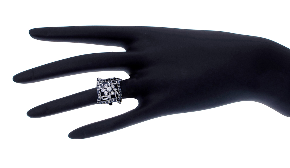 แหวนเพชรcz ประดับเพชร CZ แหวนดอกไม้ฉลุโปร่ง ฝังเพชรแบบจิกไข่ปลา สวย เก๋ และมีสไตล์ ดูสวยงามมีดีเทลมากยิ่งขึ้น แสดงถึงรสนิยมที่เรียบหรูระยิบระยับมาก