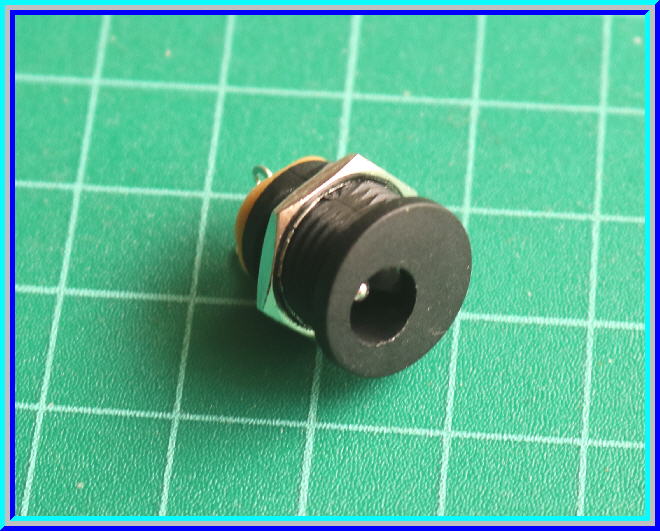 1x DC Jack ขนาด 2.1 มม. ตัวเมียแบบขันยึดติดกล่อง