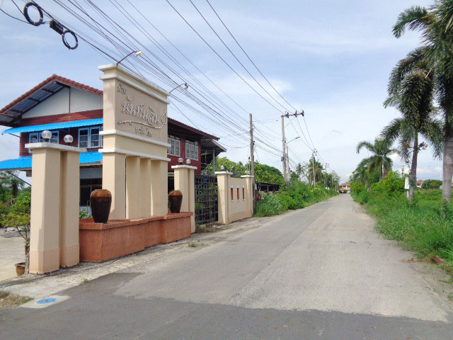 H1200 ขายบ้านเดี่ยว หมู่บ้านนันท์นลิน ปาร์คโอม เฟส1 75 ตร.วา อยู่ถนนคู้คลองสิบ หนองจอก กรุงเทพฯ ทำเลดี หน้าบ้านโล่ง ตรงข้ามถนนเป็นคลอง