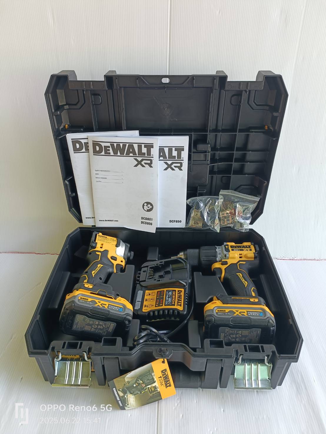 DEWALT รุ่น DCK2050S2T-B1 ชุดคอมโบ้สว่านกระแทกและไขควงกระแทกไร้สายไร้แปรงถ่าน 20V Max