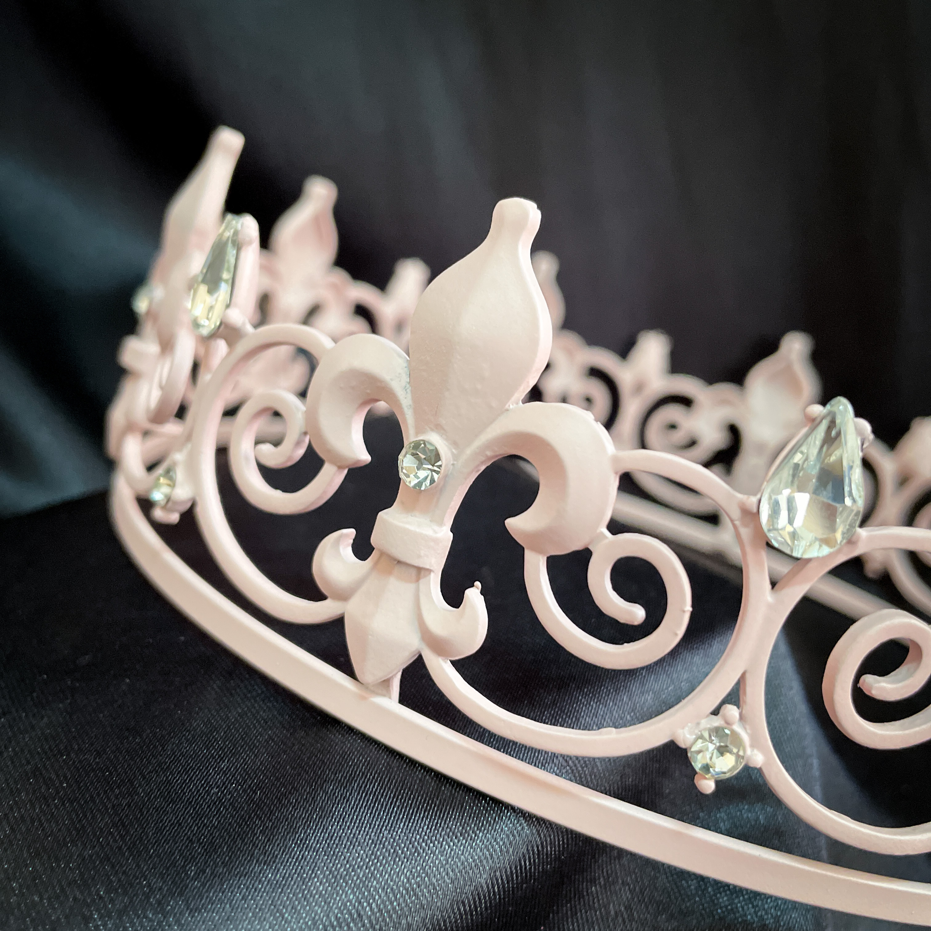 (พร้อมส่ง) มงกุฏผู้ชาย 026 สีชมพู-ขาว มงกุฎผู้ชาย มงกุฎเจ้าชาย งานสวย ปราณีต QCเพชรทุกเม็ด