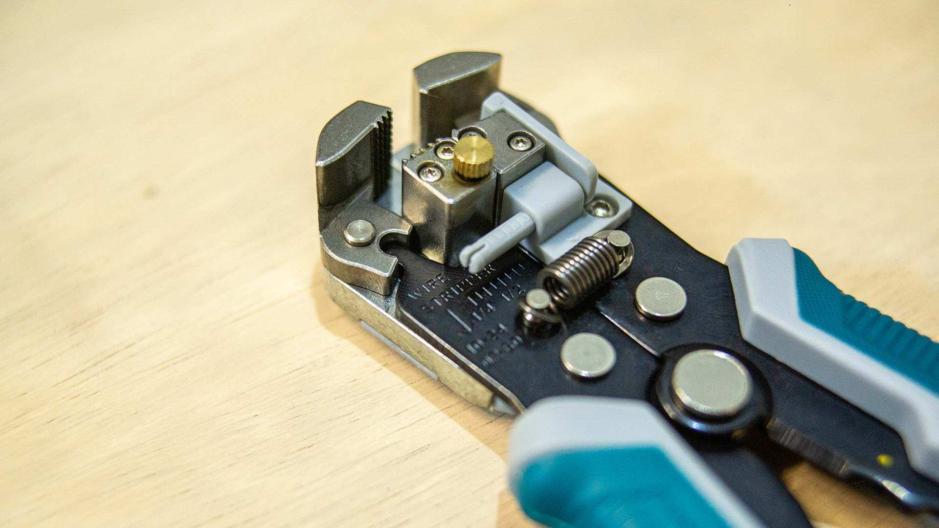 คีมปอกสายอัตโนมัติ ( ตัด ปอก ย้ำ ) รุ่น THT15246 Total