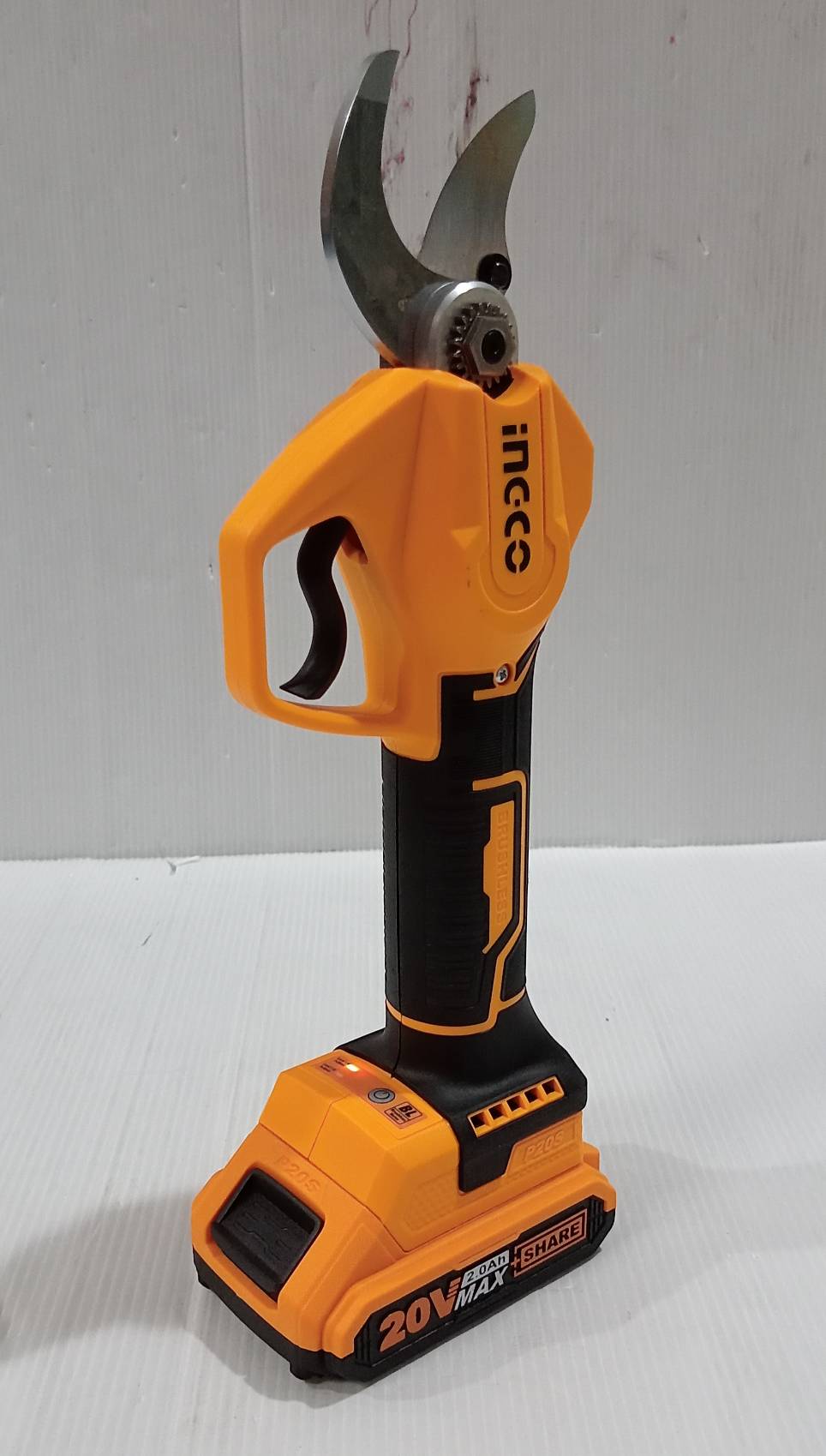 INGCO ชุดคอมโบ้เลื่อยโซ่5" + กรรไกรตัดกิ่ง 20V COSLI23065 ครบชุดพร้อมแบต แท่นชาร์จ