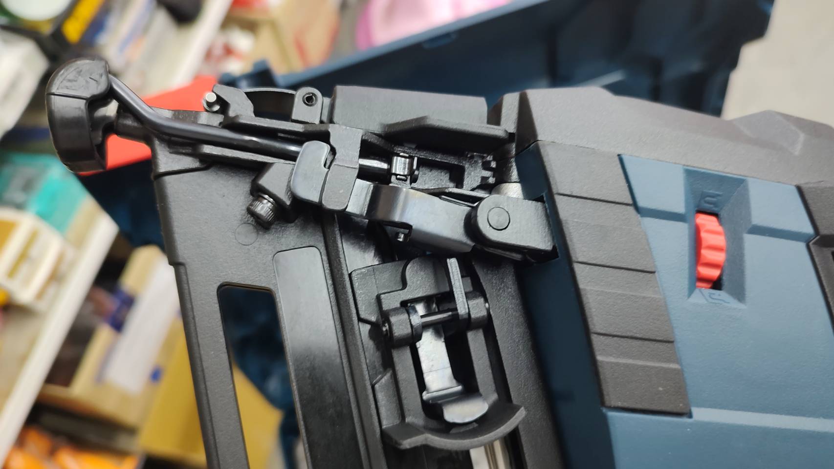 ปืนยิงตะปูไร้สาย18V GNH18V-64M BOSCH SOLO