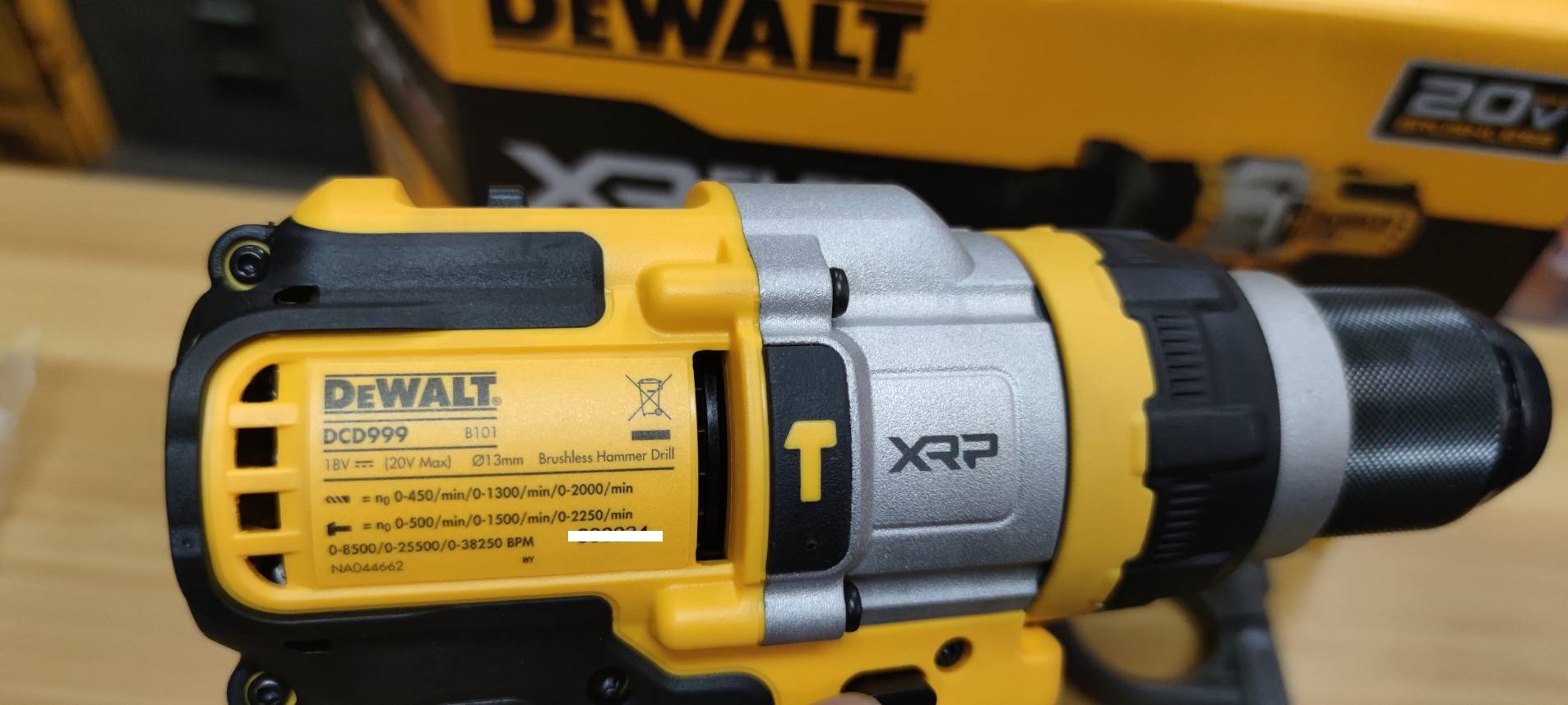 สว่านกระแทกไร้สาย20V DCD999N DEWALT