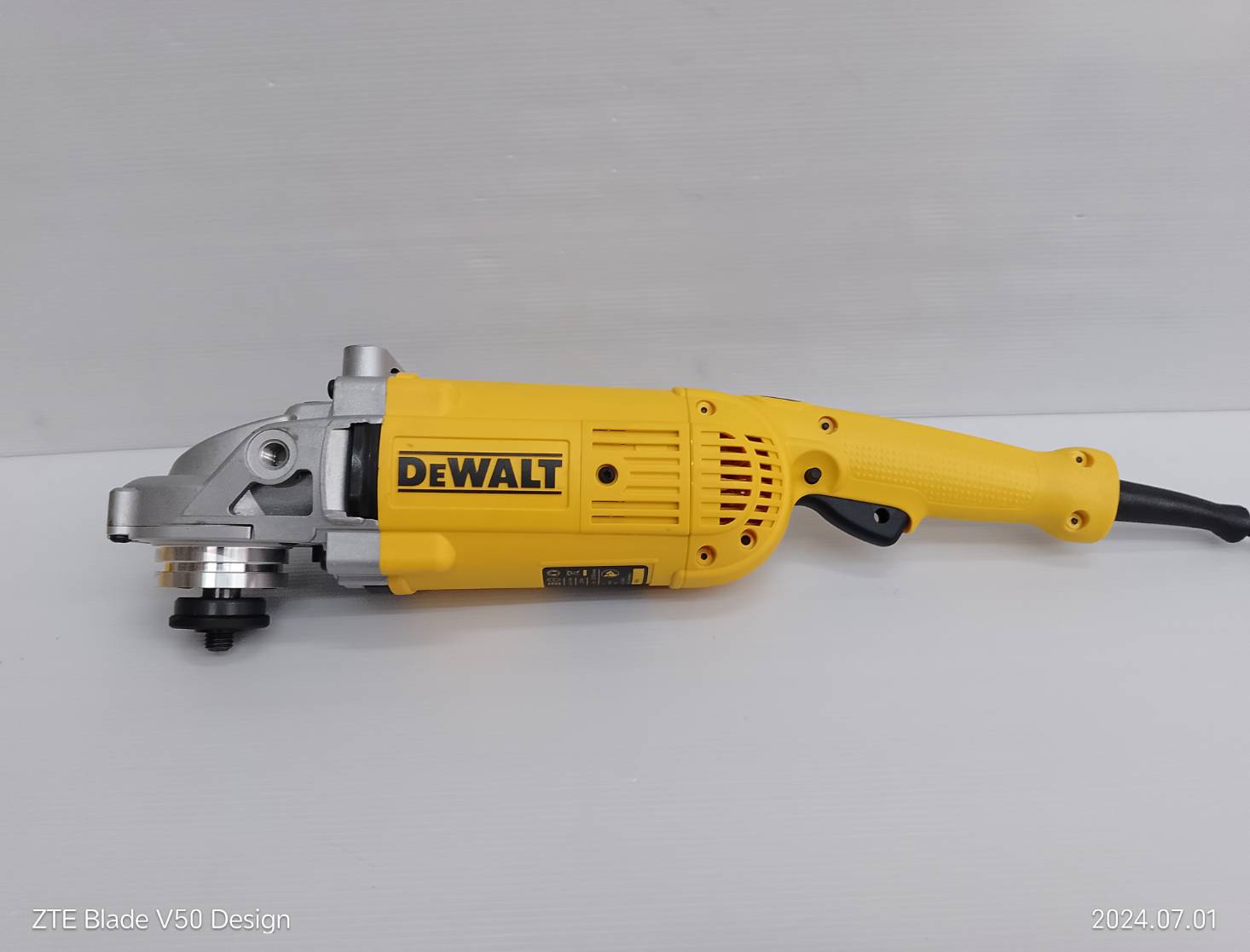 หินเจียรไฟฟ้า 7 นิ้ว 2200W DWE493 DEWALT