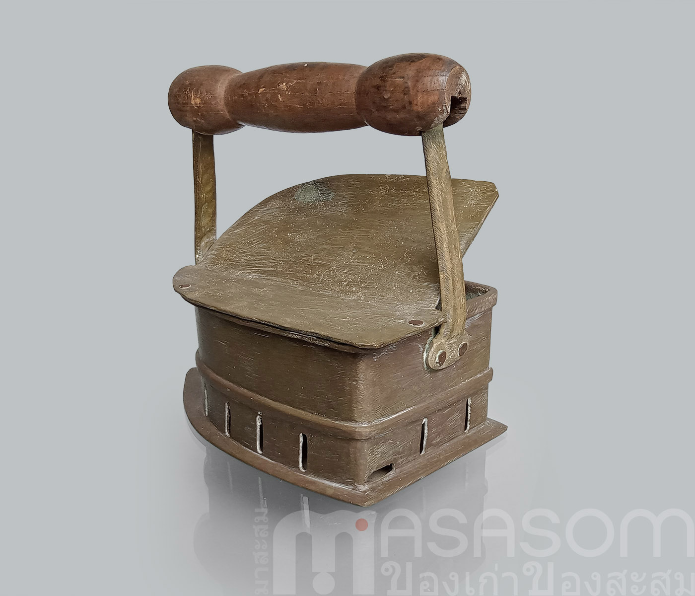 เตารีดทองเหลืองเก่ายุโรป