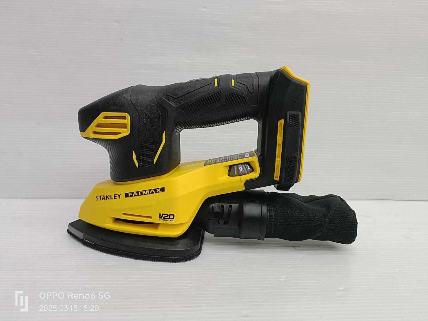 STANLEY รุ่น SCS221-KR เครื่องขัดกระดาษทรายสามเหลี่ยมไร้สาย 20V เฉพาะตัวเครื่อง