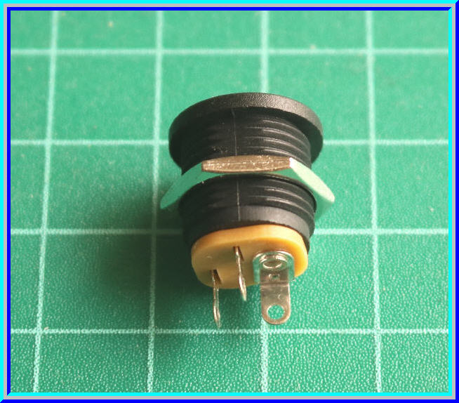 1x DC Jack ขนาด 2.1 มม. ตัวเมียแบบขันยึดติดกล่อง