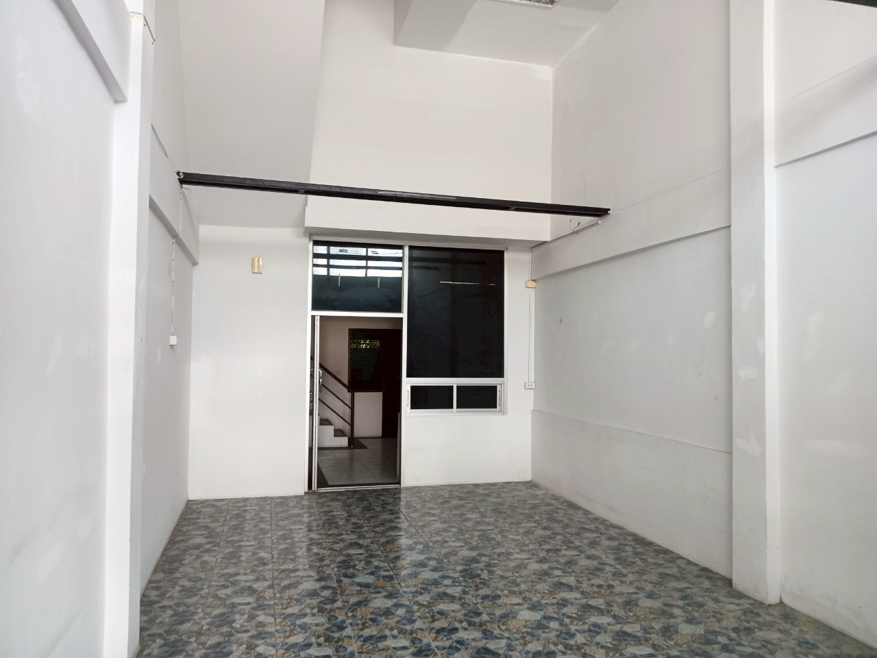 H1265 เซ้งตึกแถว 3.5ชั้น 3คูหา ใกล้วัดสวนแก้ว อยู่ติดทางเข้าวัดศรีราษฎร์ ติดถนนบางกรวย-ไทรน้อย ทำเลดี เหมาะค้าขายหรือทำธุรกิจ