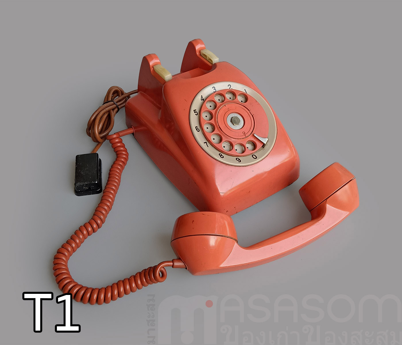 โทรศัพท์แป้นหมุนเก่าสีส้ม