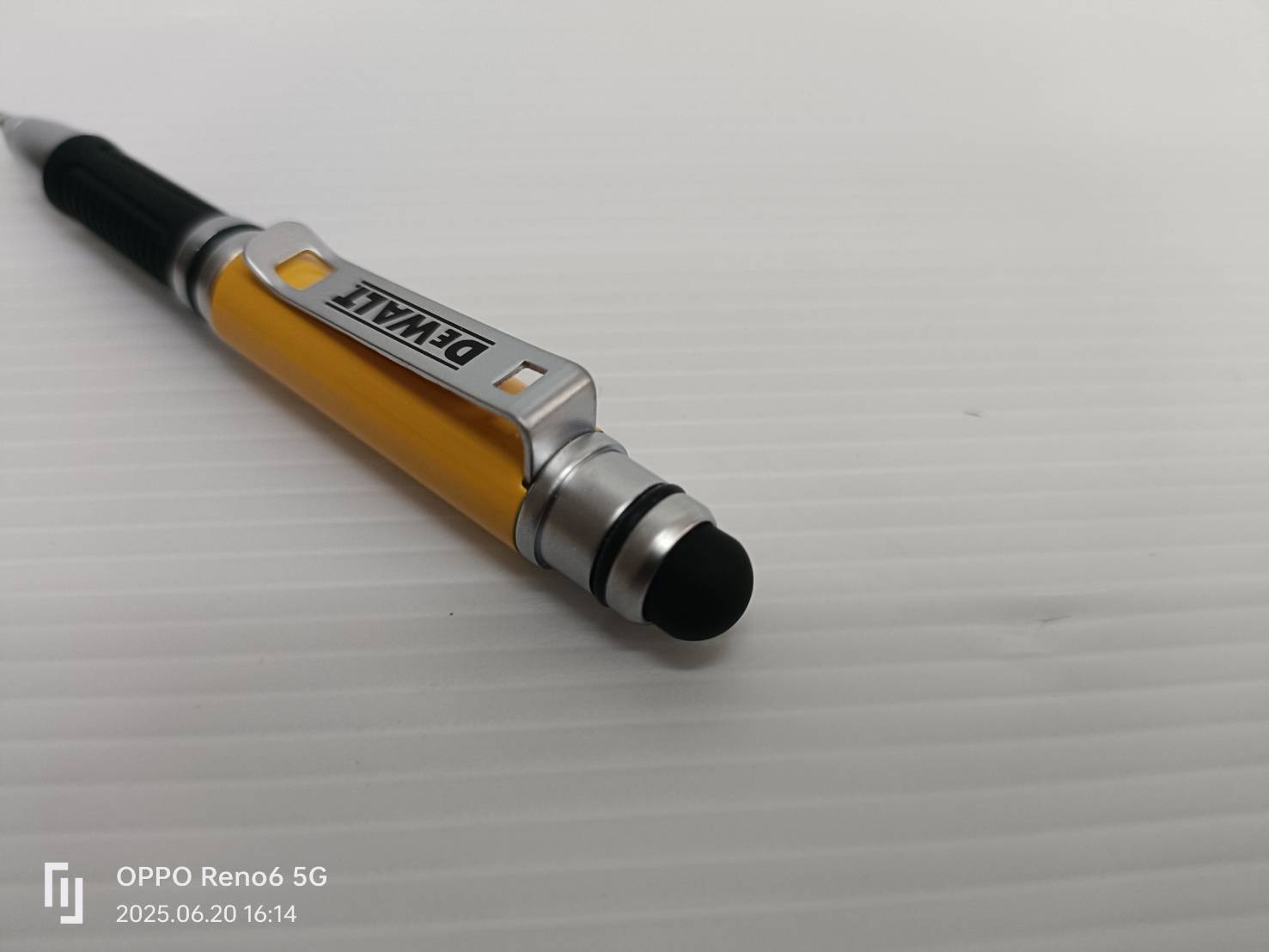 DEWALT รุ่น DXMA2151130E ปากกาสไตลัสสำหรับหน้าจอสัมผัส (3-IN-1 STYLUS POCKET PEN)