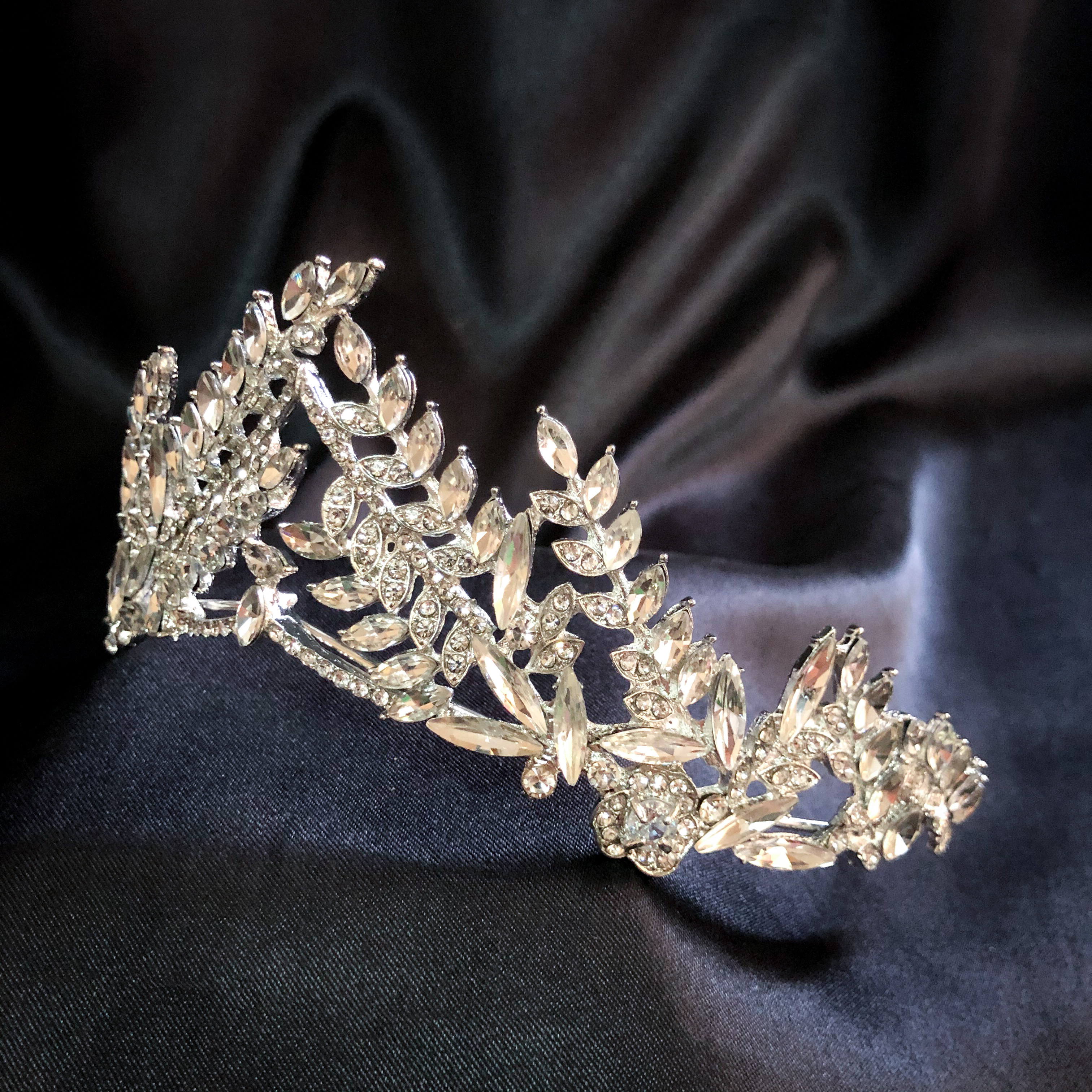 (พร้อมส่ง) เทียร่า 299 มงกุฎนางงาม มงกุฎเจ้าหญิง ลวดลายใบไม้ งานสวย ปราณีต QCเพชรทุกเม็ด สินค้าพร้อมส่งจากไทย
